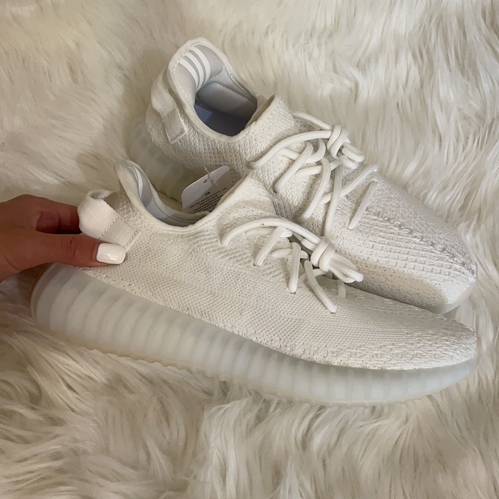 adidas Yeezy Boost 350 V2
Cream/Triple White